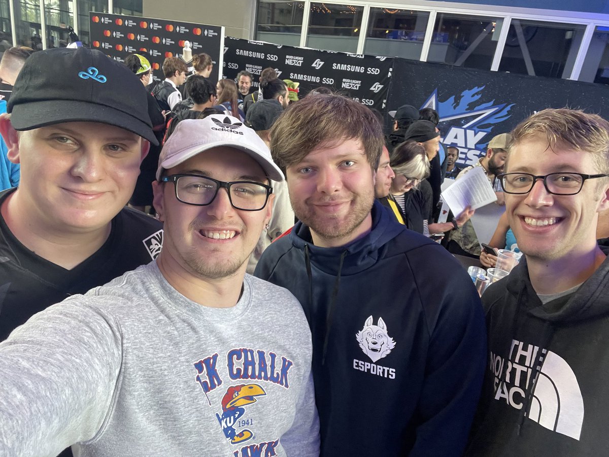 LoLSkylinee's tweet photo. First time going to a league event was amazing, met some bangers from the community and the in person experience of watching live was awesome! Considering undecaying the skylinee account and playing with worlds competitors when they get here... https://t.co/cr5FYgweZ9