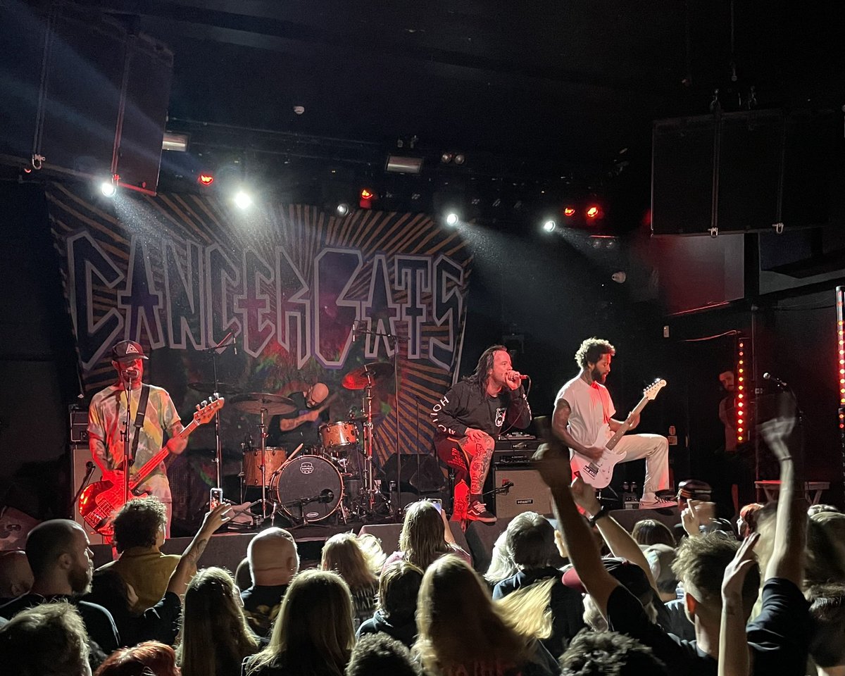 Gembobalini's tweet photo. @cancerbats were amazing in Nottingham @rescuerooms 🦇🦇 https://t.co/yTprdgWnU0
