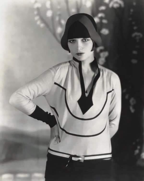 Stunning Louise Brooks dressed in Art Deco....
#OldHollywood #louisebrooks #vintagefashion