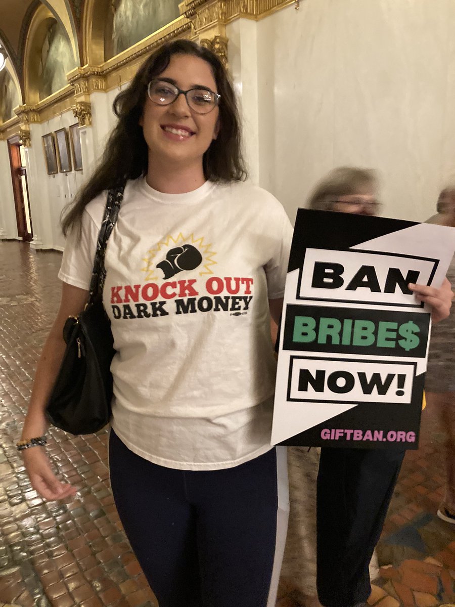 CleanupCarl's tweet photo. .@LetsUnpac is here to join the fight to pass the #GiftBan!!!
#MajorityAgainstCorruption https://t.co/pXim5OLwhb