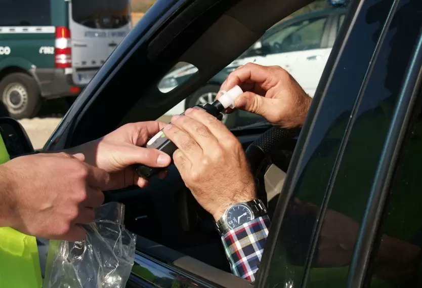 AlertaPereira_'s tweet photo. #ATENCIÓN | Un nuevo caso de usted ni sabe quién soy yo, se presentó en Pereira, un funcionario de @Alcaldiapereira en estado alto de embriaguez agredió a un agente de tránsito y varios policías después de colisionar con una buseta @PoliciaPereira @movilidadperei https://t.co/9jOmxQVyfv