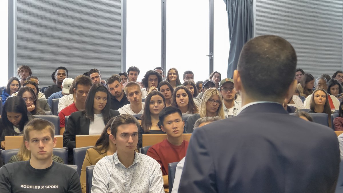 ebs_Paris's tweet photo. C'est la #Rentrée à l'EBS ! Aujourd'hui, nos étudiants de 5e année et de nouveaux étudiants venus des 4 coins du globe viennent de faire leur rentrée à #EBSParis sous le signe de la nouveauté et de l'audace! Nous sommes heureux de tous les retrouver pour cette nouvelle année! 💙 https://t.co/R5m24SkPcs