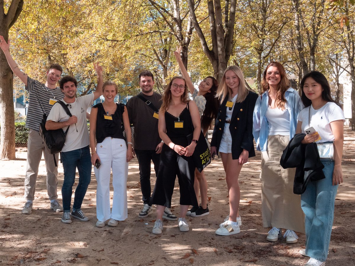 ebs_Paris's tweet photo. C'est la #Rentrée à l'EBS ! Aujourd'hui, nos étudiants de 5e année et de nouveaux étudiants venus des 4 coins du globe viennent de faire leur rentrée à #EBSParis sous le signe de la nouveauté et de l'audace! Nous sommes heureux de tous les retrouver pour cette nouvelle année! 💙 https://t.co/R5m24SkPcs