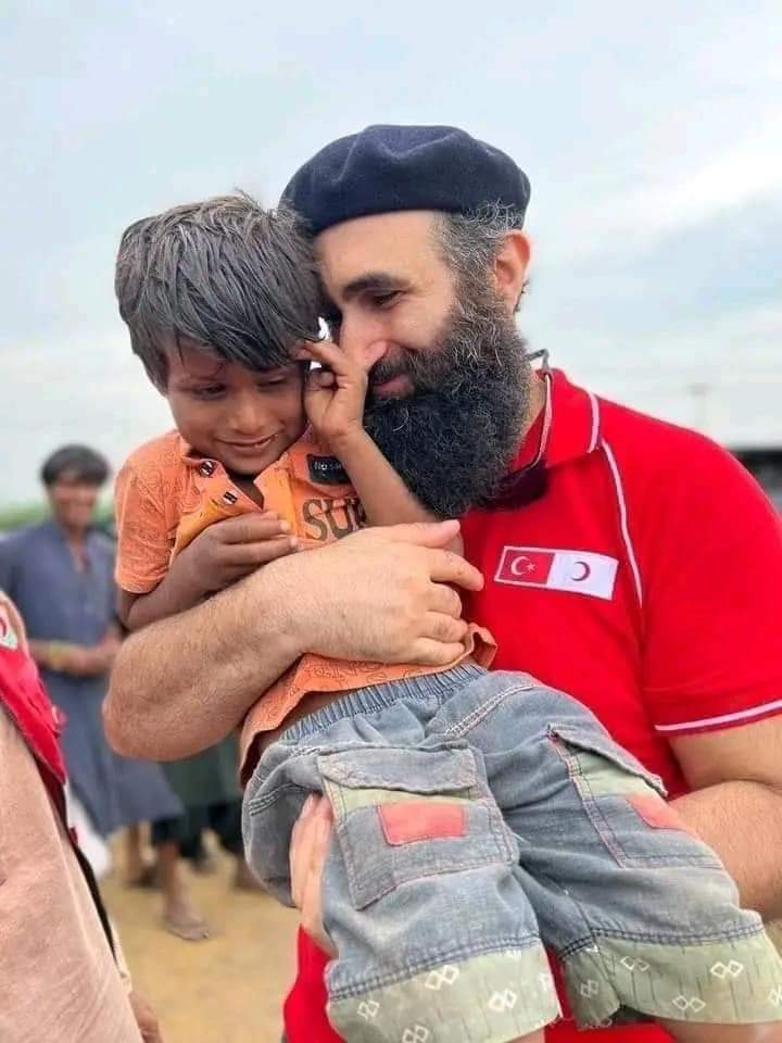 CengizCoskuun's tweet photo. Welldone My Brother in Pakistan In Flood Relief Camp
🇵🇰🇹🇷

@celalalnebioglu https://t.co/IMksMTHhfT