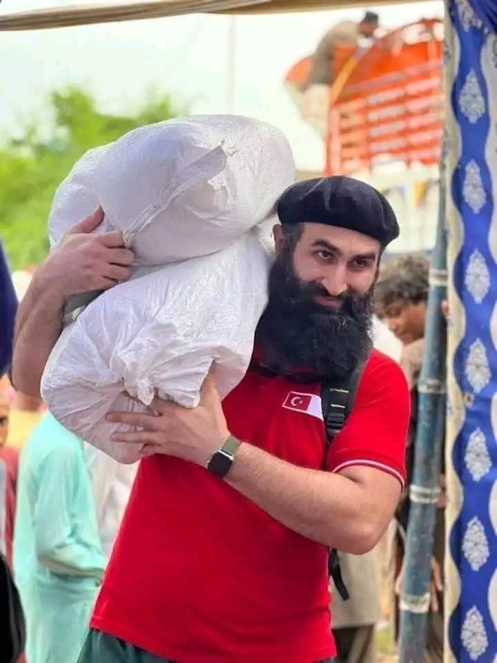 CengizCoskuun's tweet photo. Welldone My Brother in Pakistan In Flood Relief Camp
🇵🇰🇹🇷

@celalalnebioglu https://t.co/IMksMTHhfT