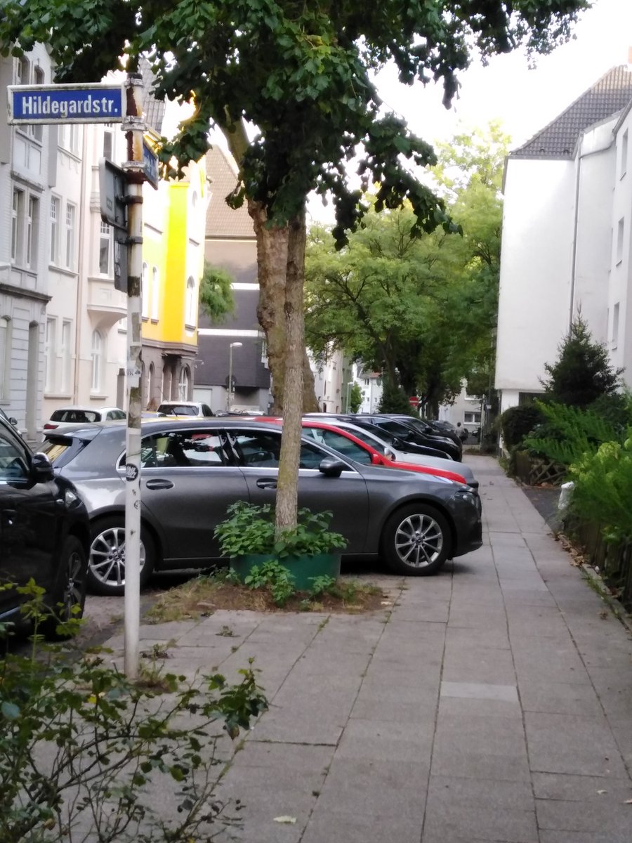 AndreEssen45's tweet photo. @Essen_Ruhr #querparker geduldet in Essen. Was sind eigentlich Gehwege? https://t.co/aIAt1iDn16
