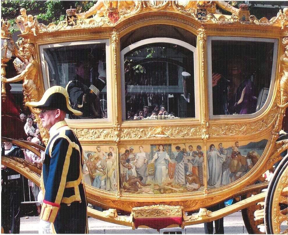 UnmovedLee's tweet image. Study the images painted on the side of this Royal carriage

#QueenElizabethII #Queen #coloniser #TheWitchIsDead