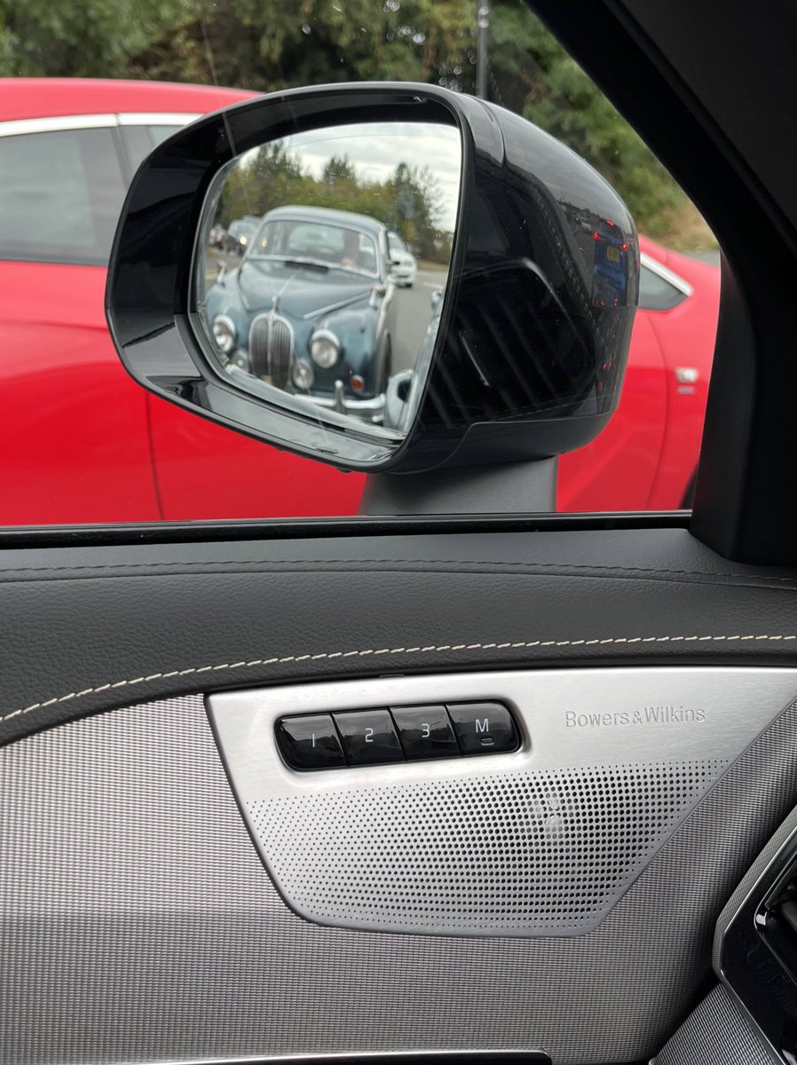 WithAC86's tweet photo. Ohhhh. Jaaaaaggggggg 😍 might be wrong but he was heading towards the @jaguar classic works direction #JaguarClassic #ClassicWorks #JaguarClassicWorks https://t.co/xQ8WnS3JzE