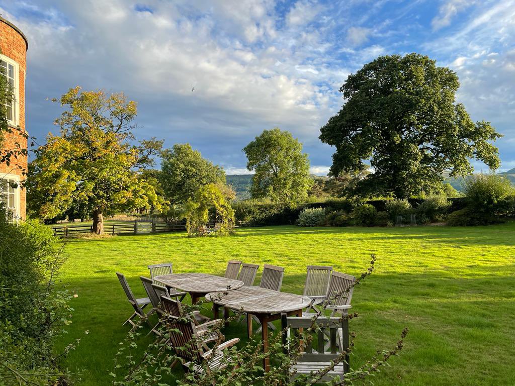 WRChapelgarth's tweet photo. Beautiful evening sky welcoming a #threeday #workshop with @CoventryUniNews #editedbook #planningretreat https://t.co/5issCgU9FB