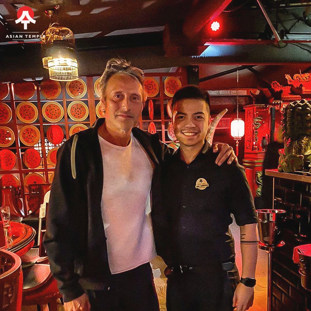 Mads hoje no restaurante Asian Temple em Praga, República Checa (12/09/2022)

Em maio publicamos que as filmagens do novo filme do Mads, 'King's Land' teria início 05/09/2022 e seria rodado na República Checa, Dinamarca e Alemanha.

#MadsMikkelsen #Kingsland