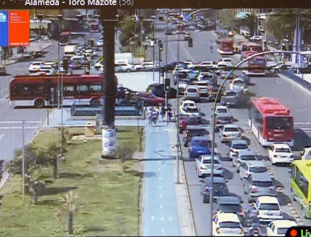 TTISantiago's tweet photo. (14.55) ATENTOS: Flujo vehicular aumentado en Alameda, al oriente, entre sector metro Ecuador y General Velásquez, afectando principalmente a los vehículos particulares. Transite con precaución #EstacionCentral https://t.co/jR3NTymw5H