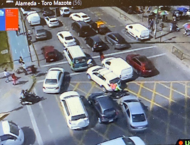 TTISantiago's tweet photo. (14.55) ATENTOS: Flujo vehicular aumentado en Alameda, al oriente, entre sector metro Ecuador y General Velásquez, afectando principalmente a los vehículos particulares. Transite con precaución #EstacionCentral https://t.co/jR3NTymw5H