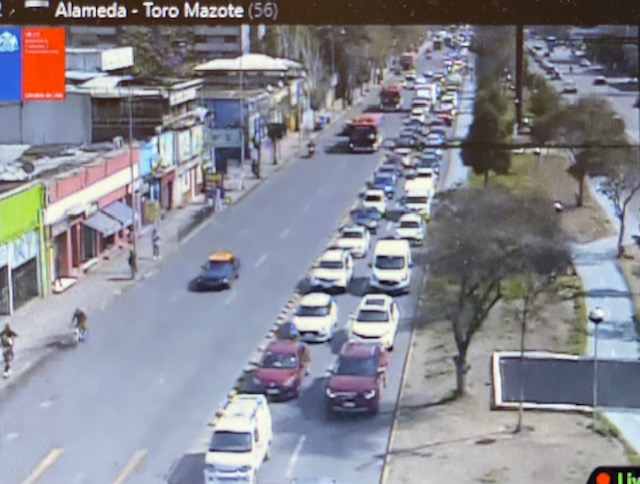 TTISantiago's tweet photo. (14.55) ATENTOS: Flujo vehicular aumentado en Alameda, al oriente, entre sector metro Ecuador y General Velásquez, afectando principalmente a los vehículos particulares. Transite con precaución #EstacionCentral https://t.co/jR3NTymw5H