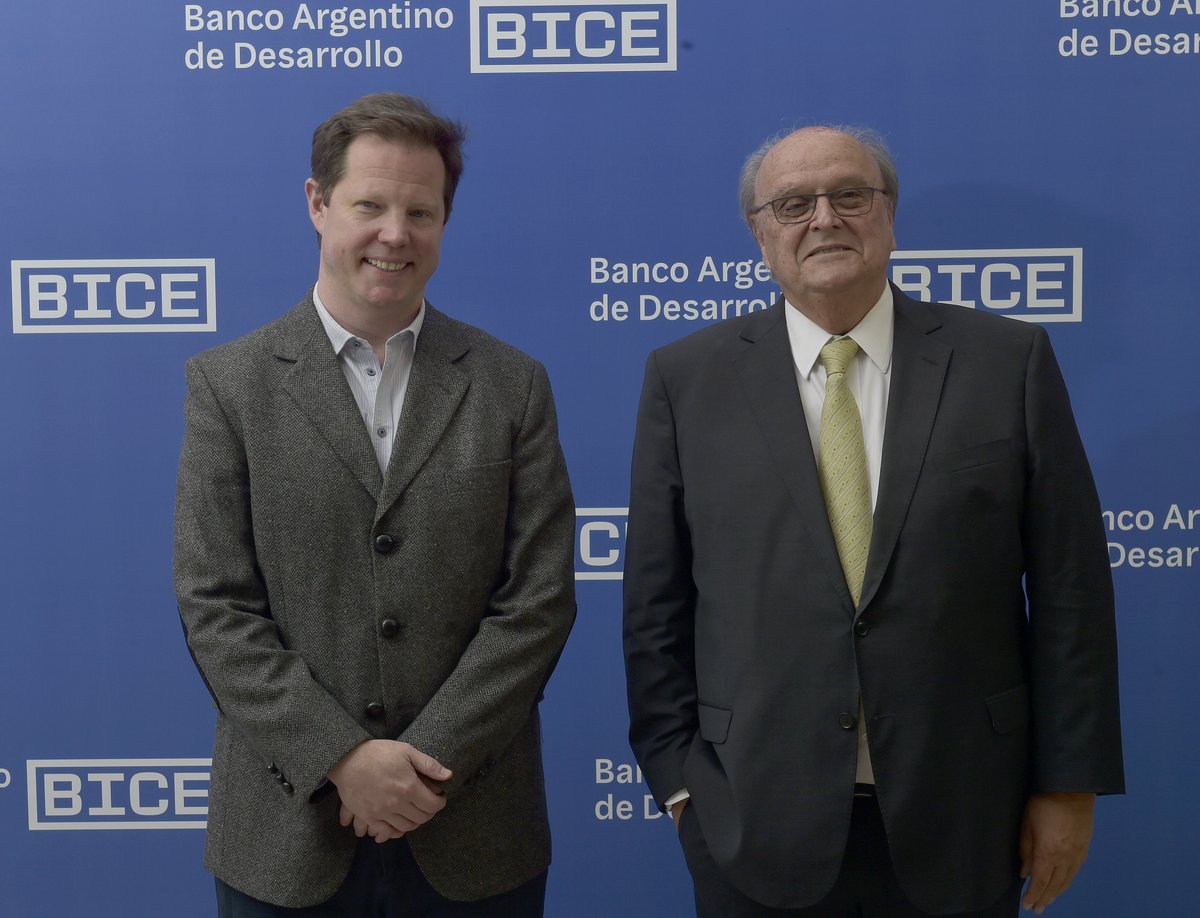 bice_arg's tweet photo. El economista @MarianoDeMiguel asumió la presidencia del Banco Argentino de Desarrollo BICE en un encuentro con @dmvasco, secretario de @produccion_arg. 

Junto al directorio de la entidad, acordaron potenciar el volumen de financiamiento del banco.

Nota: https://t.co/sejXzrFcX1 https://t.co/UnOmvcCkwj