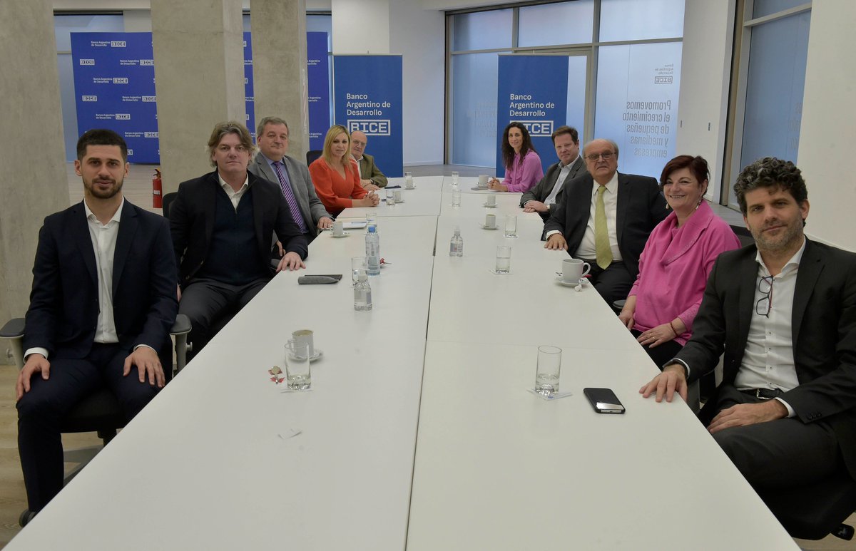 bice_arg's tweet photo. El economista @MarianoDeMiguel asumió la presidencia del Banco Argentino de Desarrollo BICE en un encuentro con @dmvasco, secretario de @produccion_arg. 

Junto al directorio de la entidad, acordaron potenciar el volumen de financiamiento del banco.

Nota: https://t.co/sejXzrFcX1 https://t.co/UnOmvcCkwj