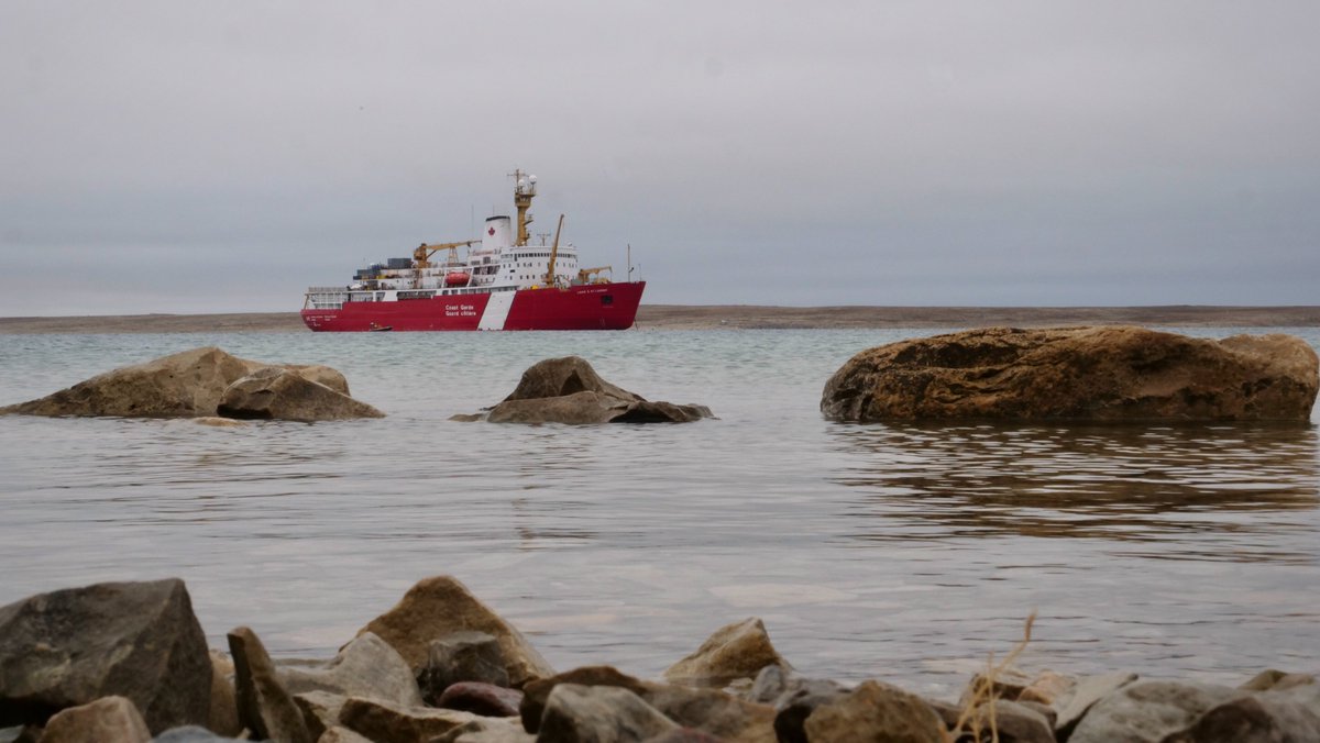 MatisseHarvey's tweet photo. Croisière, garde côtière canadienne, ravitaillement maritime… les navires se succèdent dans la baie près de Cambridge Bay depuis les derniers jours. La communauté d’un peu moins de 2000 habitants est considérée comme l'une des portes d'entrée du passage du Nord-Ouest. #icign https://t.co/lfhSIsT7mR