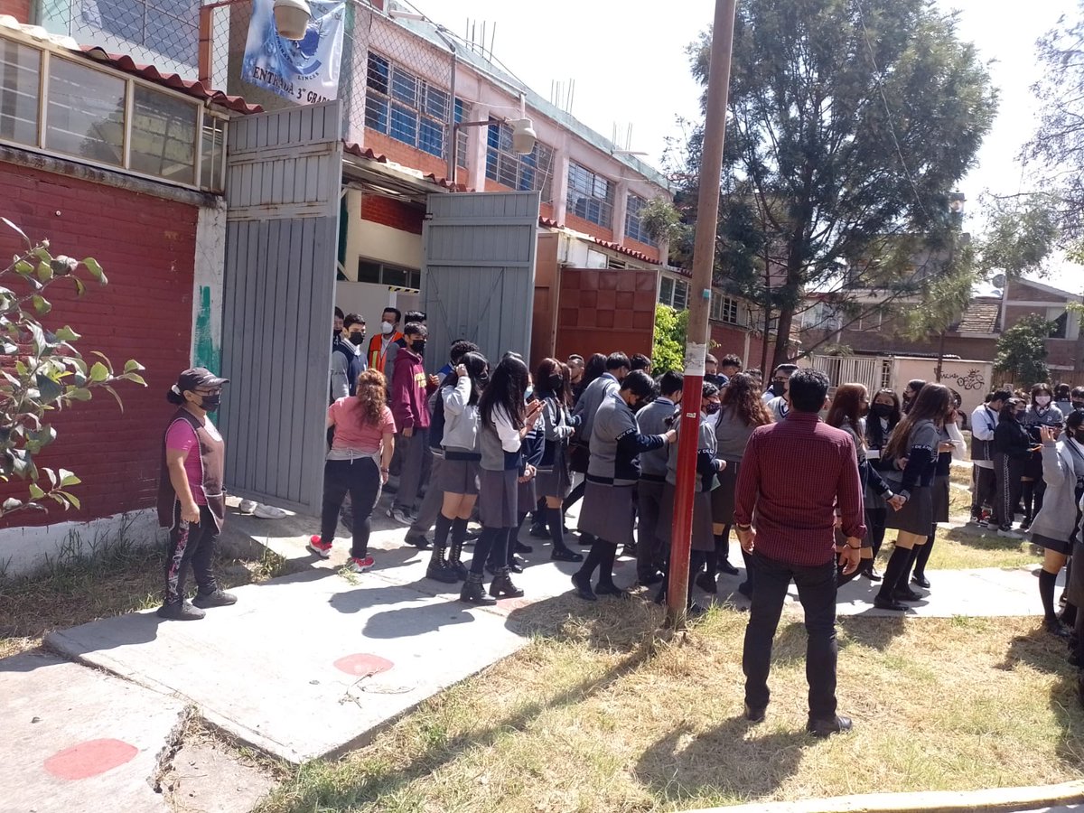 oficial_74's tweet photo. El día de hoy se realiza simulacro sísmico, con apoyo de Directivos y docentes, para salvaguardar la integridad de nuestros alumnos Linces. @alfredodelmazo  @dbg_epoem @HectorUlisesCG1 @Bg48Supervision @geramonro05 https://t.co/5XzZSyRxwY