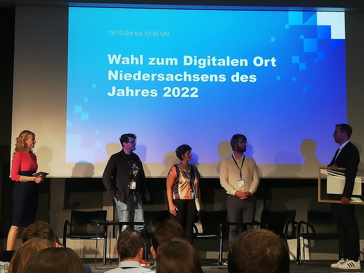 karla_mopsima's tweet photo. YES! Die #Medienzentren hier #harburg  haben gewonnen 😁👍
Gratulation an die #Medienpädagogische #Berater in #niedersachsen 😎 https://t.co/y2aCmyUWcb