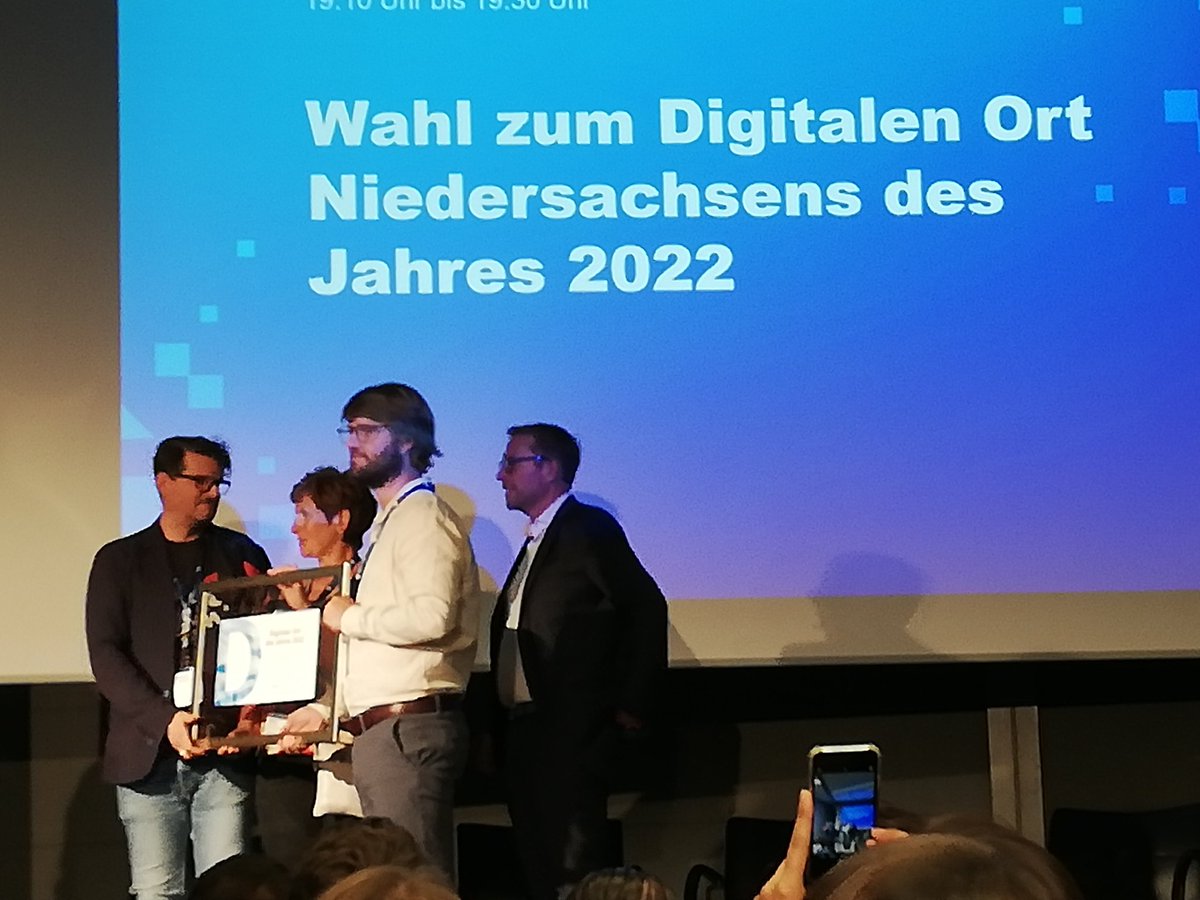 karla_mopsima's tweet photo. YES! Die #Medienzentren hier #harburg  haben gewonnen 😁👍
Gratulation an die #Medienpädagogische #Berater in #niedersachsen 😎 https://t.co/y2aCmyUWcb