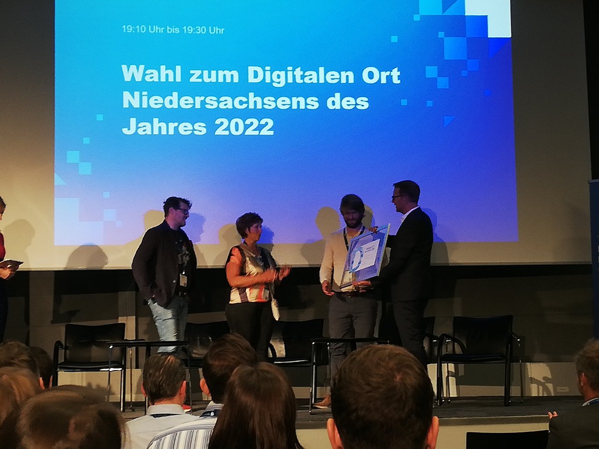 karla_mopsima's tweet photo. YES! Die #Medienzentren hier #harburg  haben gewonnen 😁👍
Gratulation an die #Medienpädagogische #Berater in #niedersachsen 😎 https://t.co/y2aCmyUWcb
