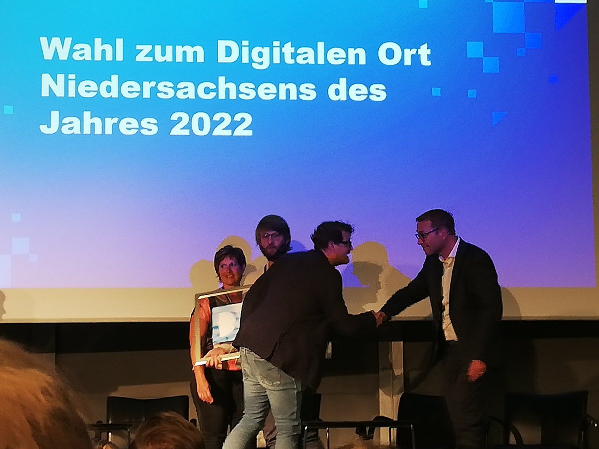 karla_mopsima's tweet photo. YES! Die #Medienzentren hier #harburg  haben gewonnen 😁👍
Gratulation an die #Medienpädagogische #Berater in #niedersachsen 😎 https://t.co/y2aCmyUWcb