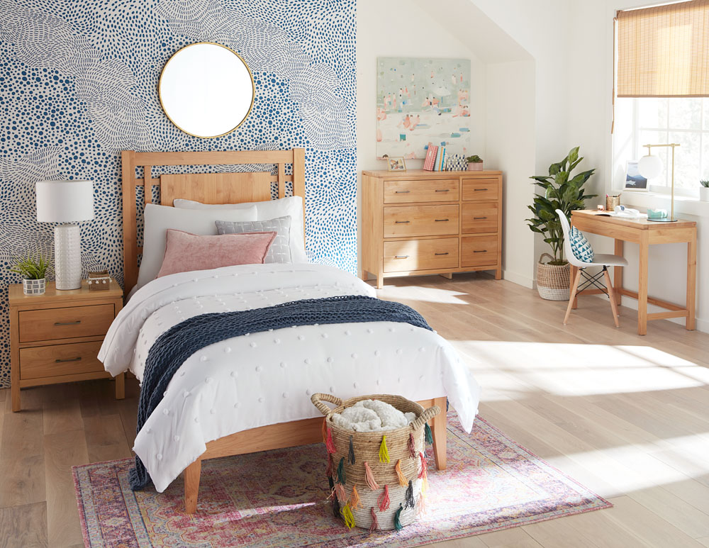 HootJudkins's tweet photo. Don't pay more for particle board for your kids and teens! This set works great for Jack or Jill and is built to last a lifetime! Which headboard style do you love? They both come in twin, full, queen or king size and your choice of 13 colors!
#realwoodfurniture #madeintheusa https://t.co/6d5DzCVZTR