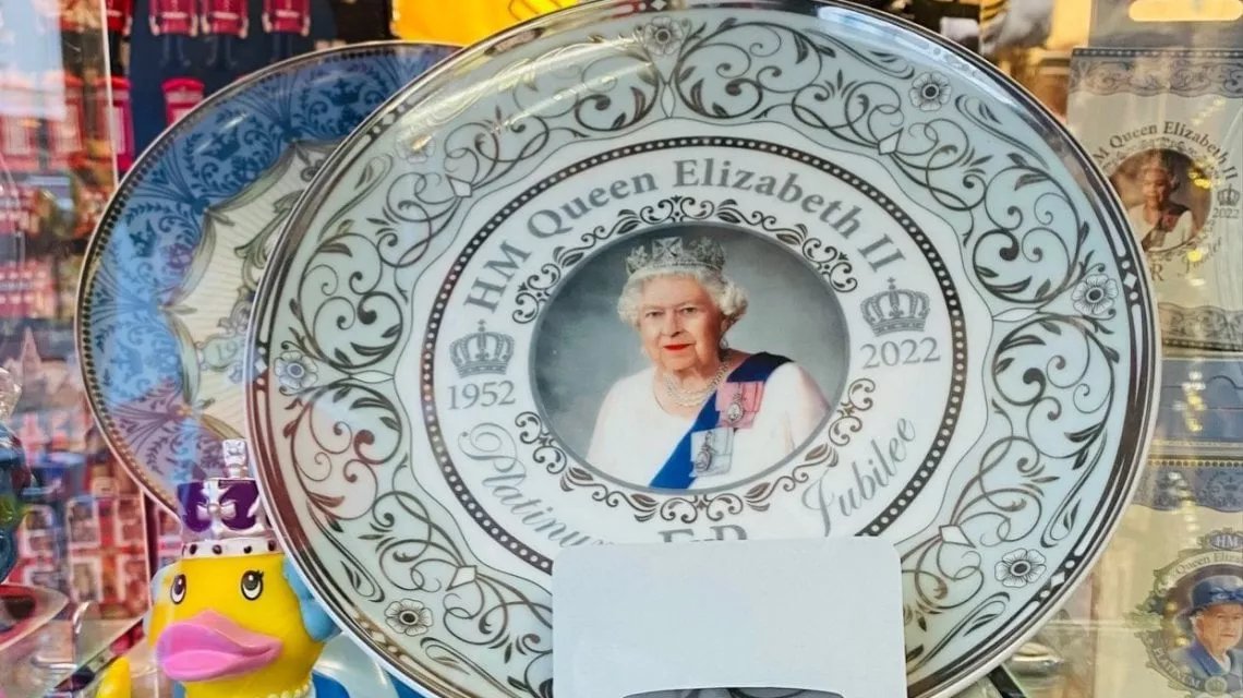 Mattedefy06's tweet photo. Elizabeth-mania,sparks gadget rush to remember the queen.
Elizabeth-mania has already broken out in the mourning British capital: "Everyone wants a souvenir,"says Sarah Dunphy ."Taking home a little piece of this historic moment has become the obsession of tourists.#rememberqueen https://t.co/gztiE6tPMo