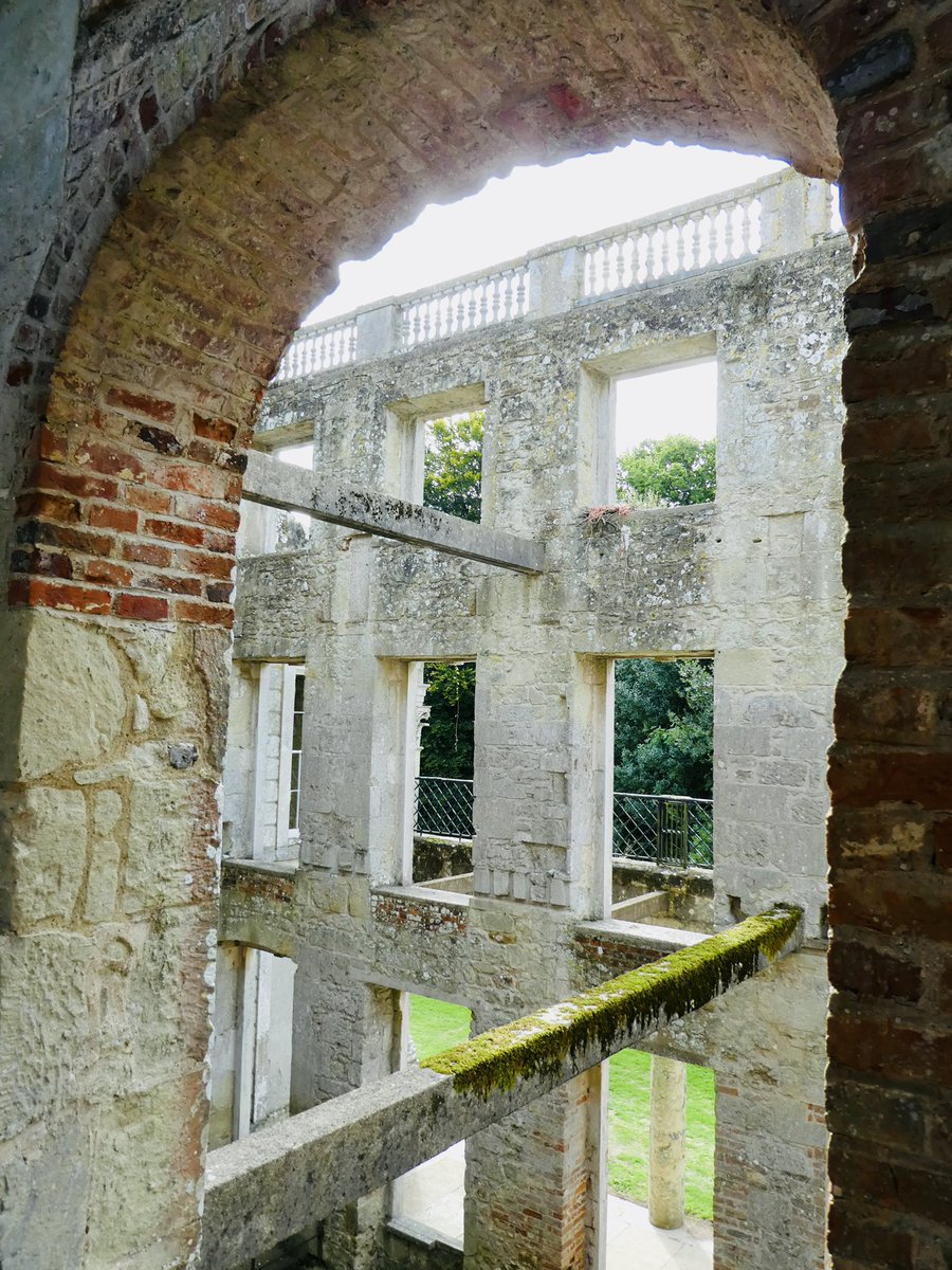 CazzaCo's tweet photo. Looks perfect from the outside, then you go inside! Amazing place #Appuldurcombe #IsleofWight 🖤 @EnglishHeritage @VisitIOW https://t.co/jobGpljoWQ