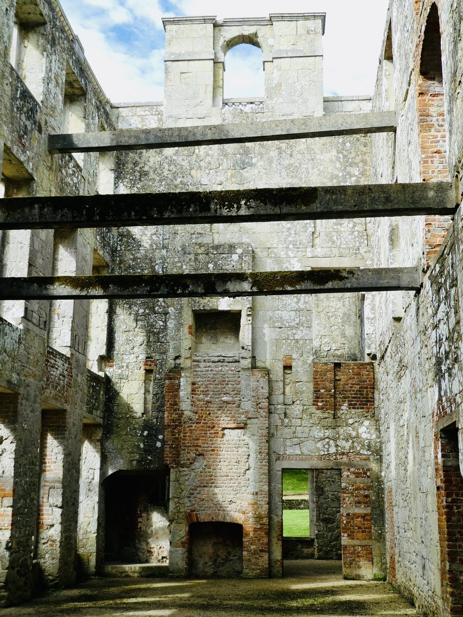 CazzaCo's tweet photo. Looks perfect from the outside, then you go inside! Amazing place #Appuldurcombe #IsleofWight 🖤 @EnglishHeritage @VisitIOW https://t.co/jobGpljoWQ
