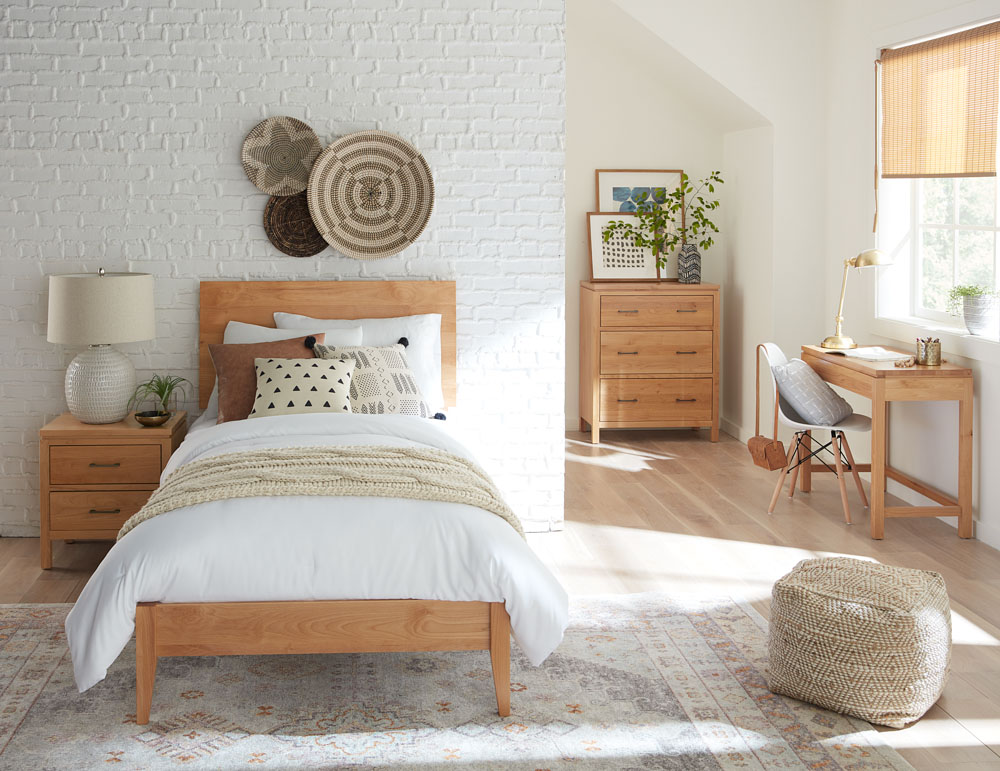 HootJudkins's tweet photo. Don't pay more for particle board for your kids and teens! This set works great for Jack or Jill and is built to last a lifetime! Which headboard style do you love? They both come in twin, full, queen or king size and your choice of 13 colors!
#realwoodfurniture #madeintheusa https://t.co/6d5DzCVZTR