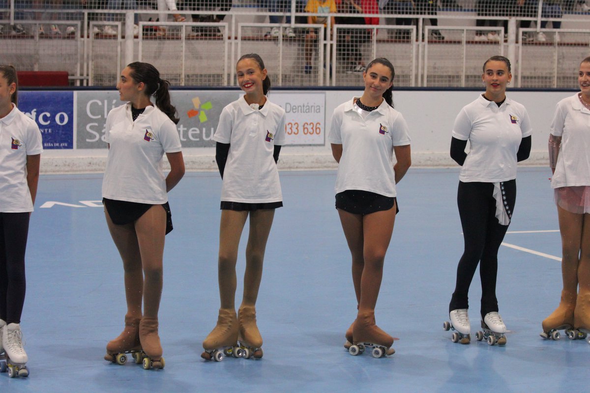 RibadAveHC's tweet photo. Foi assim na passada sexta-feira com toda a família do Hóquei em Patins, da Patinagem Artística e do Futsal em casa! Divirtam-se e sintam orgulho no símbolo que levam ao peito em 2022/23! Força #RAHC!!
#EscolaDeCampeões
📸 Jorge Ferreira https://t.co/JWcYL0jnfo