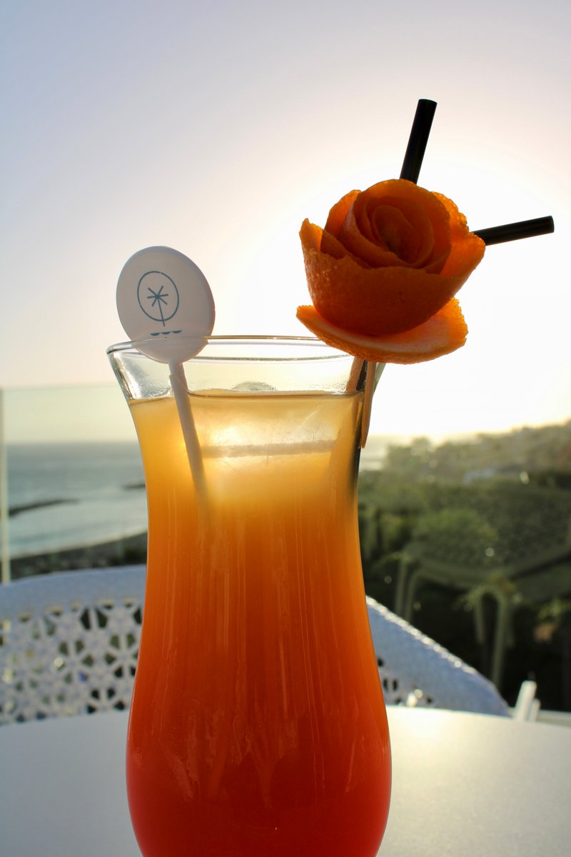 TacandeHotels's tweet photo. #Tenerife 💫

Al fin y al cabo, nada une más a la gente que un buen cóctel. Así que te esperamos en la Azotea Sunset Raw Bar. 🥂

#GranTacande #5Senses #Hotel #spring #CostaAdeje #Paradise #Holidays #Cóctel #Cockail #AzoteaRawBar https://t.co/2GF1wgaNVk