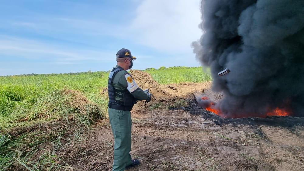BetulioRed's tweet photo. #LaPazNosUne

La Sunad incineró las 2.296 panelas de cocaína (2.610,500 Kg) incautadas en el sector "Materal", municipio Catatumbo, estado Zulia. https://t.co/r9YGITAviI