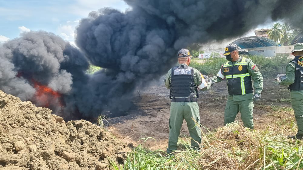 BetulioRed's tweet photo. #LaPazNosUne

La Sunad incineró las 2.296 panelas de cocaína (2.610,500 Kg) incautadas en el sector "Materal", municipio Catatumbo, estado Zulia. https://t.co/r9YGITAviI