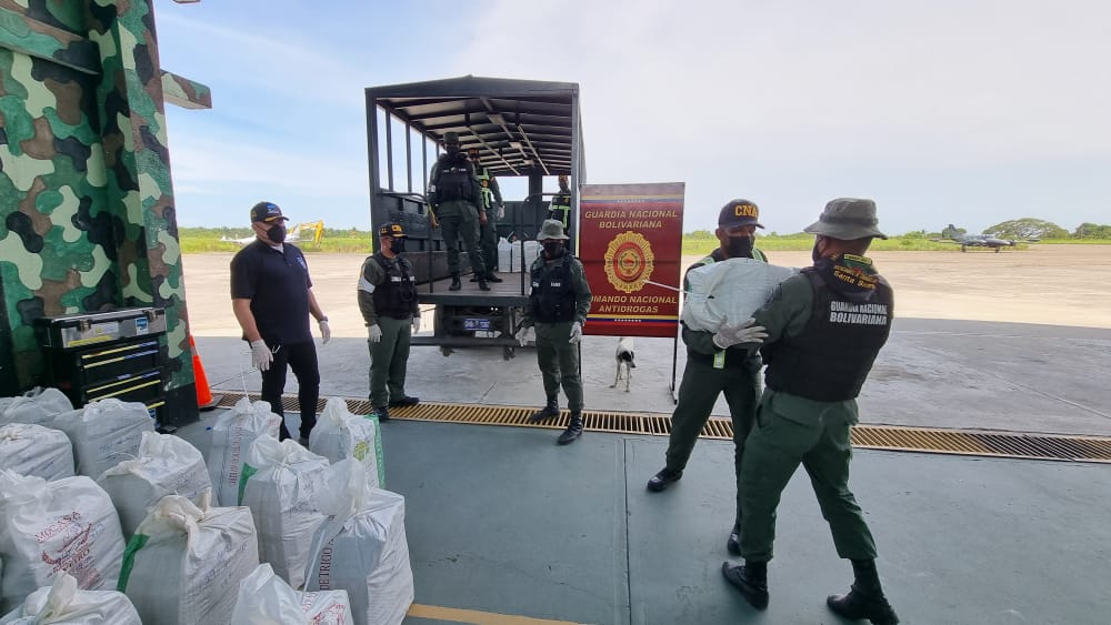 BetulioRed's tweet photo. #LaPazNosUne

La Sunad incineró las 2.296 panelas de cocaína (2.610,500 Kg) incautadas en el sector "Materal", municipio Catatumbo, estado Zulia. https://t.co/r9YGITAviI