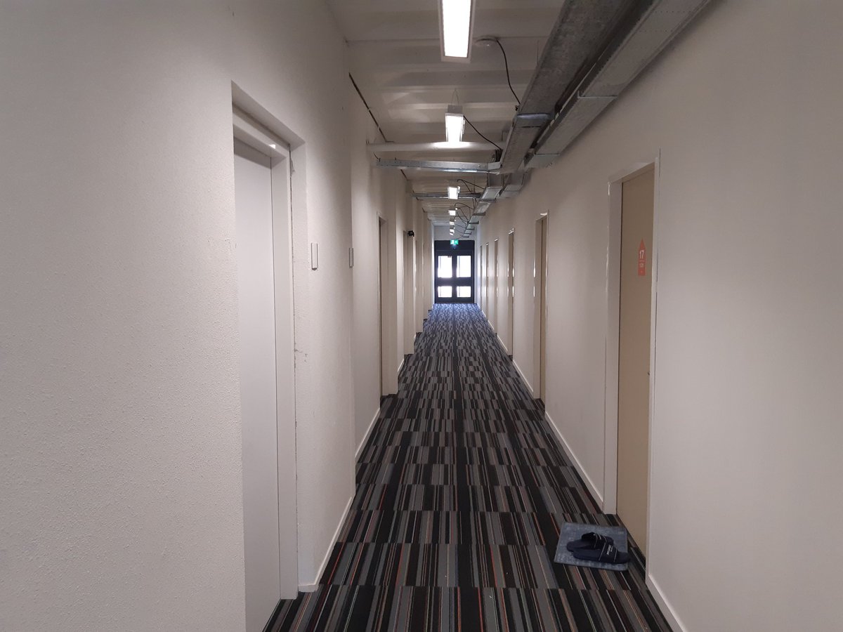 In het #Hoefkwartier in <a href="/Gem_Amersfoort/">Gemeente Amersfoort</a> wonen mensen tijdelijk in verbouwde kantoren. Regelmatig komen we samen met organisaties van de woonprojecten, praten we bij én leren van elkaar. Vandaag waren we te gast bij Het Plot. Dank aan Rob, George en Omar voor de rondleiding!