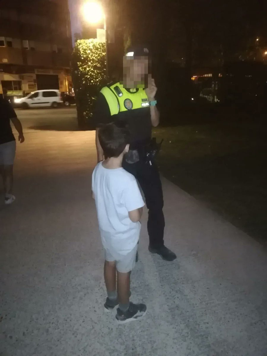 Un pequeño de 8 años disfrutaba de las ferias en Delicias, cuando se extravió de sus padres.
Sin dudarlo, se acercó a un agente y le pidió ayuda, el niño sabía el teléfono de su progenitor así que rápidamente fue localizado.

092☎️
#TusAmigos
#EstamosParaServirte