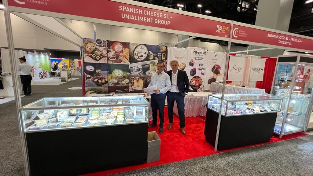 Antonio_Sotos's tweet photo. Nos complace anunciar que estamos en el @afbshow, el mayor mercado de gastronomía y bebida de las Américas, que se celebra estos días en Miami 🥑🌽

En estas fotos puedes ver el stand de #AntonioSotos. ¿Qué productos reconoces? 😋

#AFBShow https://t.co/lhk4nTPpQP