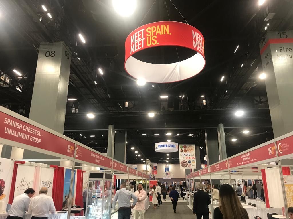 Antonio_Sotos's tweet photo. Nos complace anunciar que estamos en el @afbshow, el mayor mercado de gastronomía y bebida de las Américas, que se celebra estos días en Miami 🥑🌽

En estas fotos puedes ver el stand de #AntonioSotos. ¿Qué productos reconoces? 😋

#AFBShow https://t.co/lhk4nTPpQP