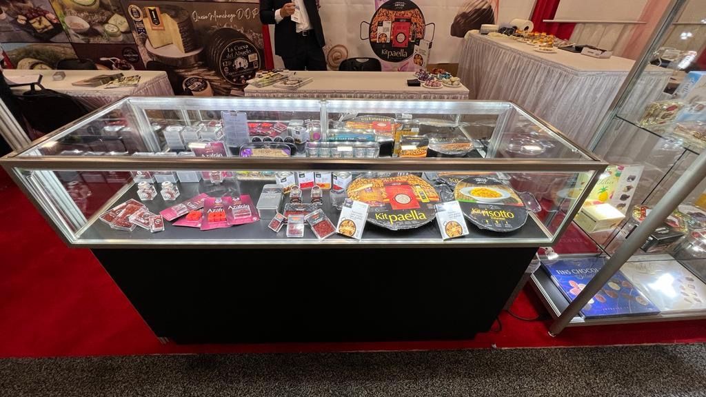 Antonio_Sotos's tweet photo. Nos complace anunciar que estamos en el @afbshow, el mayor mercado de gastronomía y bebida de las Américas, que se celebra estos días en Miami 🥑🌽

En estas fotos puedes ver el stand de #AntonioSotos. ¿Qué productos reconoces? 😋

#AFBShow https://t.co/lhk4nTPpQP