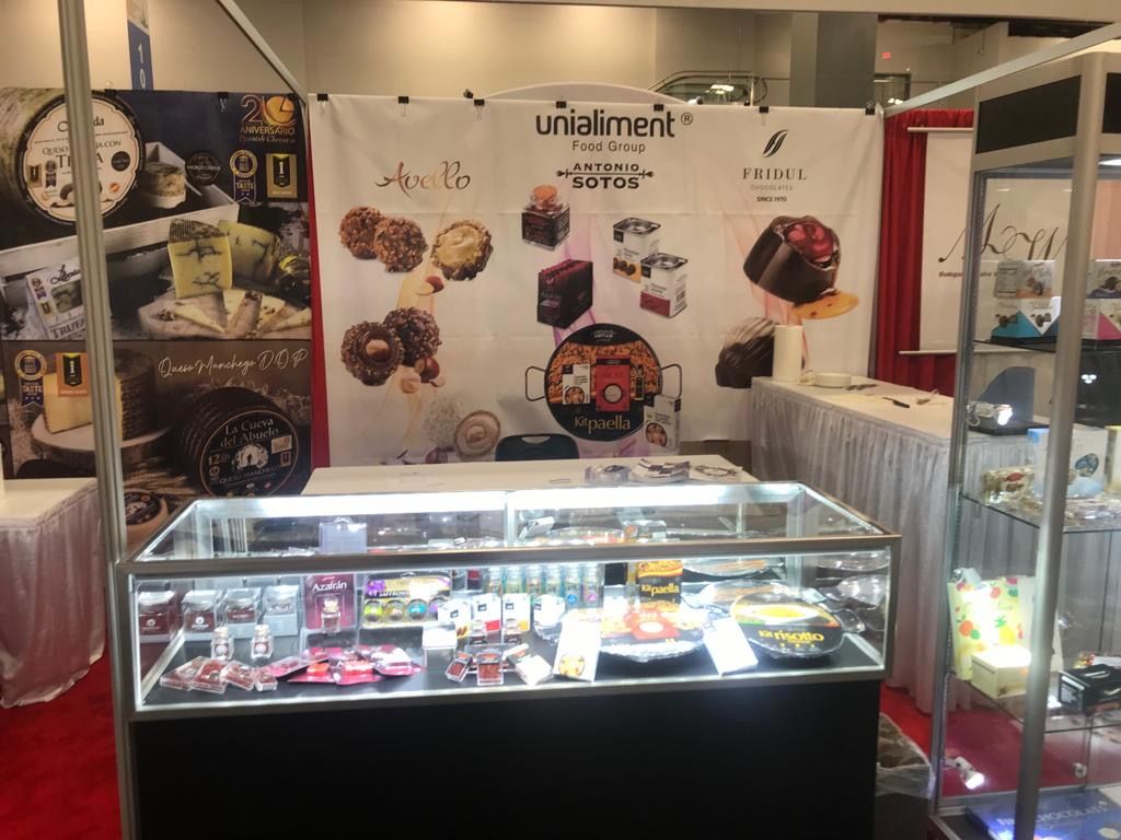 Antonio_Sotos's tweet photo. Nos complace anunciar que estamos en el @afbshow, el mayor mercado de gastronomía y bebida de las Américas, que se celebra estos días en Miami 🥑🌽

En estas fotos puedes ver el stand de #AntonioSotos. ¿Qué productos reconoces? 😋

#AFBShow https://t.co/lhk4nTPpQP