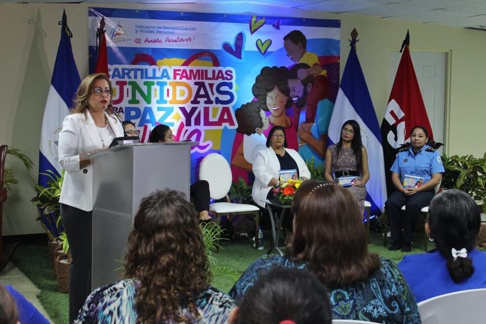 ClsNicaragua's tweet photo. #LoUltimo
#BuenGobierno a través de #MIFAM lleva a cabo el Lanzamiento de la Cartilla Familias Unidas para la Paz y la Vida
#PatriaBenditayLibre #HayPatria
#LaPazNosUne https://t.co/QiAbzjvPu3