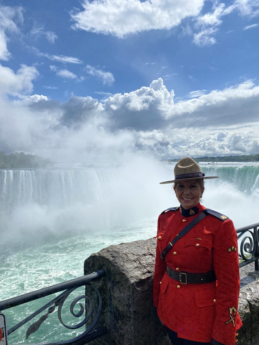 DuanedDuke's tweet photo. My sister is truly amazing❤️🇨🇦👊 Thank you for your service❤️🇨🇦 Love ya! https://t.co/uURZDgwwIc