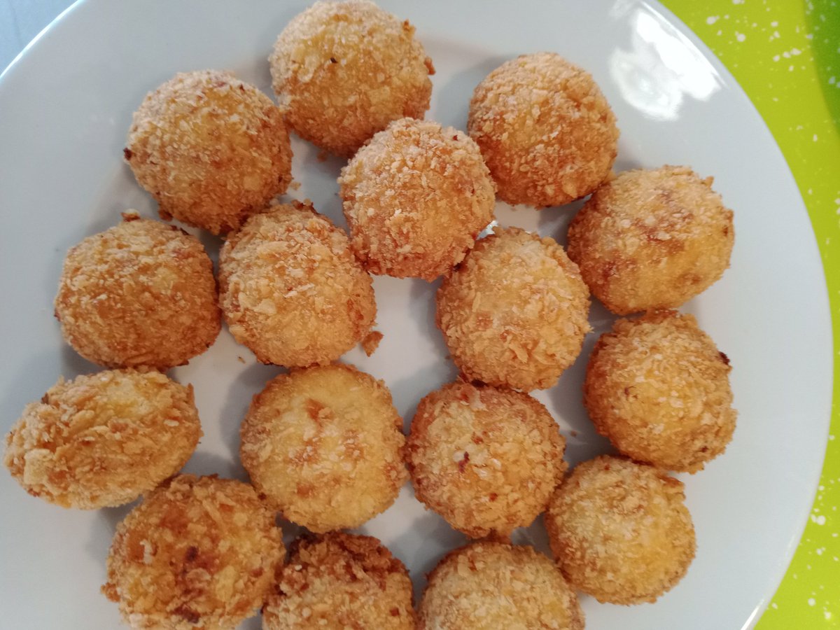 Lancement du projet des étoiles et des femmes, en présence de la cheffe Andrée Rosier, marraine de la première promotion.
Dispositif destiné à des femmes éloignées de l'emploi, il les conduira à la validation d'un CAP CUISINE.
<a href="/SaintJean64220/">Saint Jean Pied de Port</a> <a href="/NvelleAquitaine/">Nouvelle-Aquitaine</a> <a href="/dsden64/">DSDEN64</a>