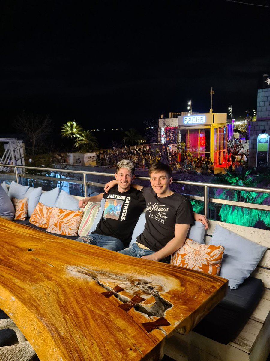 Por último quería compartir estas fotos. No podría estar más feliz de continuar mi carrera deportiva al día de hoy con quien la comencé. El camino ha sido largo, aún no va ni por la mitad. Te amo hnito <a href="/NitramCR/">Nitram</a> (París Games Week 2017, CRL México 2018, CRWorlds 2019, Axiecon 2022