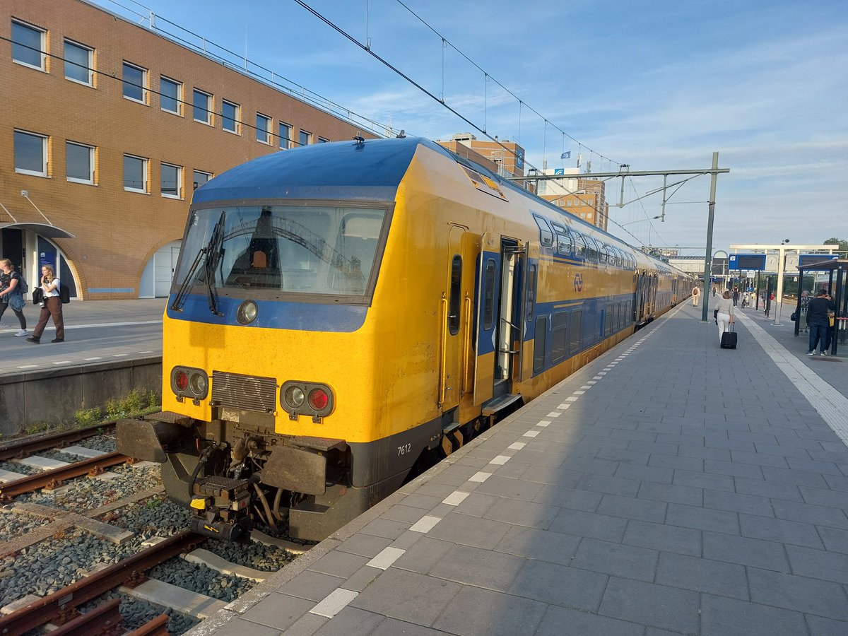 eurovermeer's tweet photo. #treinleven #Groningen 18.48 - #Zwolle #intercity #ddz6 #treinstel 7612 #ns > https://t.co/Pk8arx0dq3
