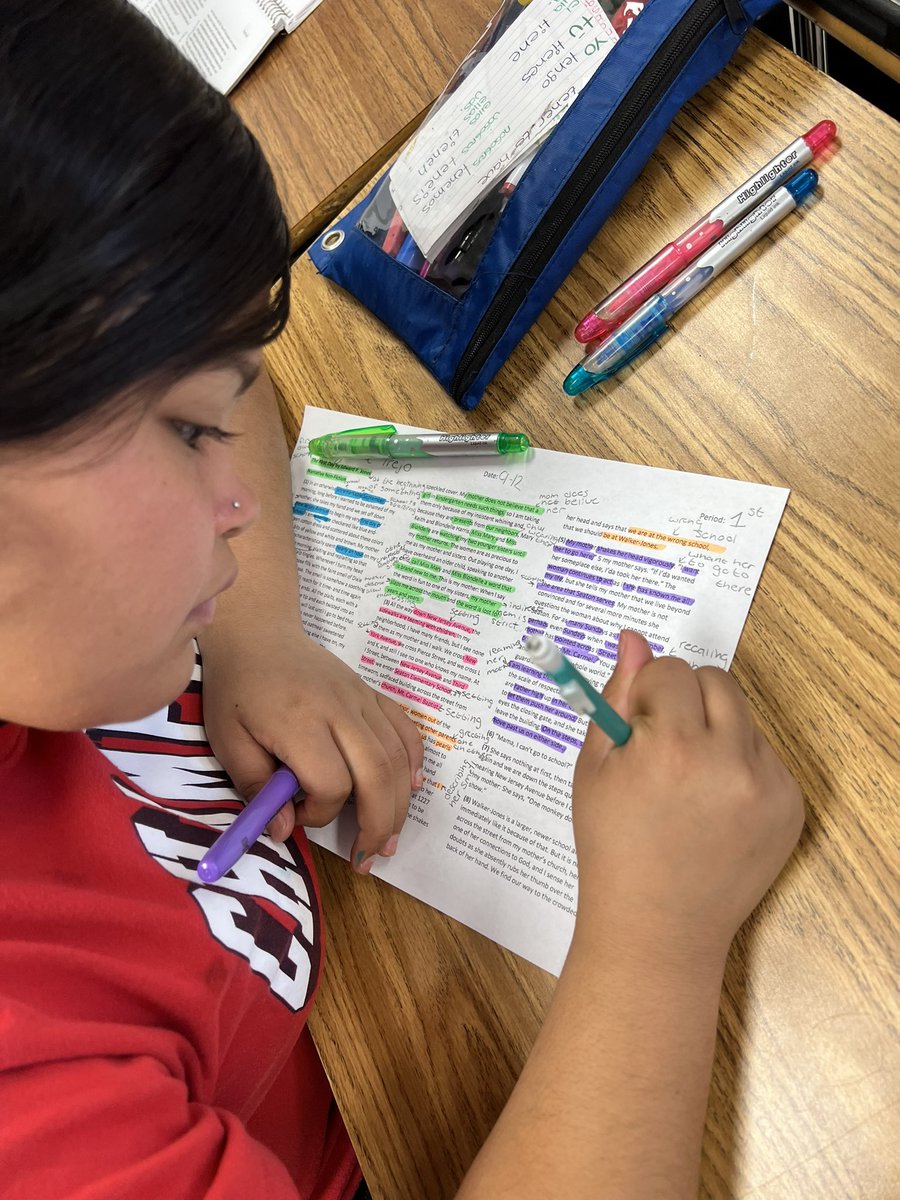 jurbaez_edhs_'s tweet photo. Sophomore #Aztecs using their #ThinkingVoice to interact and make inferences about their texts📝 https://t.co/mcpXB1X5Wp