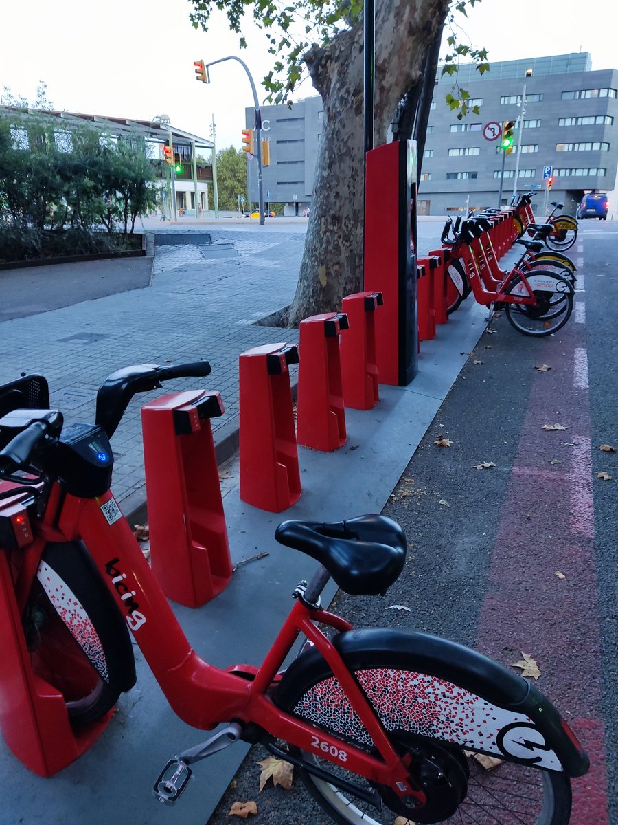Cricris87's tweet photo. Bonus track: 6 bicis anclades, totes amb la llumeta vermella... https://t.co/AMMlPRilKW