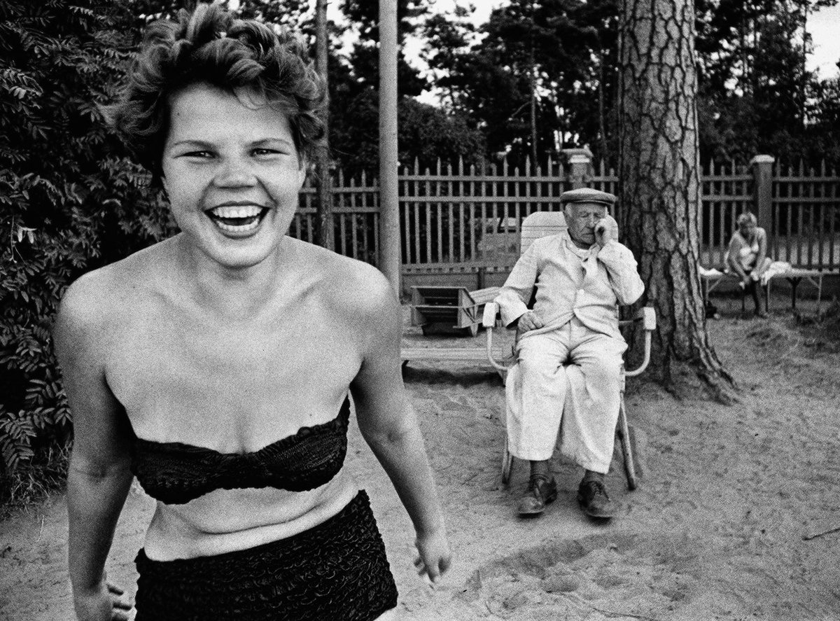 photoespana's tweet photo. Se marcha uno de los grandes, William Klein. Maestro y referente absoluto de la fotografía callejera, tuvimos el privilegio de disfrutar de su primera gran retrospectiva en España durante #PHE19, la cual presentó y acogió @EspacioFTef. D.E.P. 💛

©️William Klein https://t.co/qyrHGw4JZS