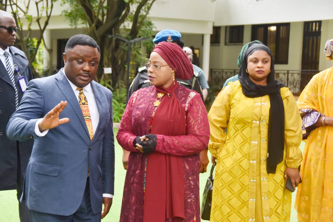 DrRamatuAliyu's tweet photo. Earlier today, I paid a condolence visit to the @UKinNigeria High Commissioner, Her Excellency, Ms @CatrionaLaing1, in Abuja over the death of Her Majesty, Queen Elizabeth II. https://t.co/ewMIlm2ATV